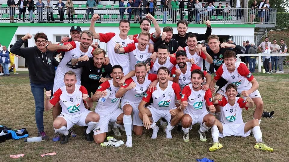 Les joueurs et le staff de l'Espérance de Bréhan célébrant au Vivier la qualification pour le 5ème tour de Coupe de France
