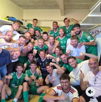 Les joueurs de l'Espérance de Bréhan célébrant leur qualification en Coupe de France