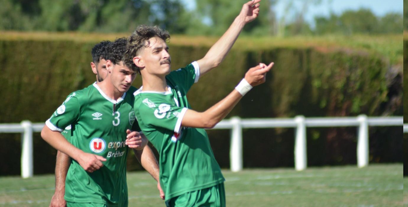 Joueurs de l'Espérance de Bréhan célébrant un but face à l'ASC Sainte Anne d'Auray en Coupe de France