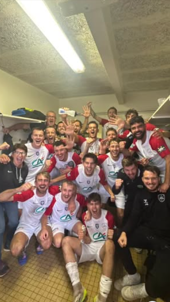 Les joueurs de l'Espérance de Bréhan fêtant dans le vestiaire leur qualification pour le 5ème tour de Coupe de France